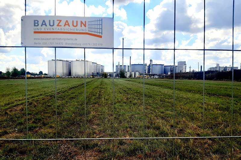 Absperrungen für Neubau einer Produktionsanlage eines Biotechnologieunternehmens in Zörbig